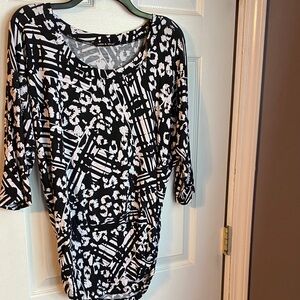 Cable & Gauge Black and White Abstract Long Sleeve Top